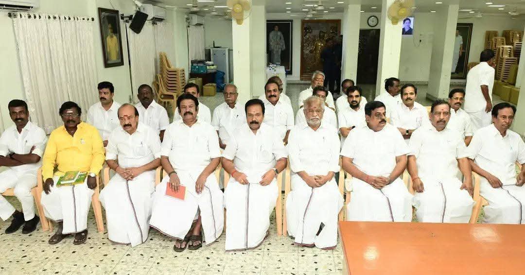 srinivasan_js's tweet photo. கழக பொதுச் செயலாளர், மாண்புமிகு சட்டமன்ற எதிர்கட்சித் தலைவர், புரட்சி தமிழர் டாக்டர் #எடப்பாடியார் அவர்களின் தலைமையில், புரட்சி தலைவர் எம்ஜிஆர் மாளிகையில் நடைபெற்ற, கழக வளர்ச்சி பணிகள் குறித்த ஆலோசனை கூட்டத்தில் பங்கேற்ற போது
@EPSTamilNadu  
#ADMK #AMMA #அம்மா #EPS #எடப்பாடியார் https://t.co/OebQBp1Vvs