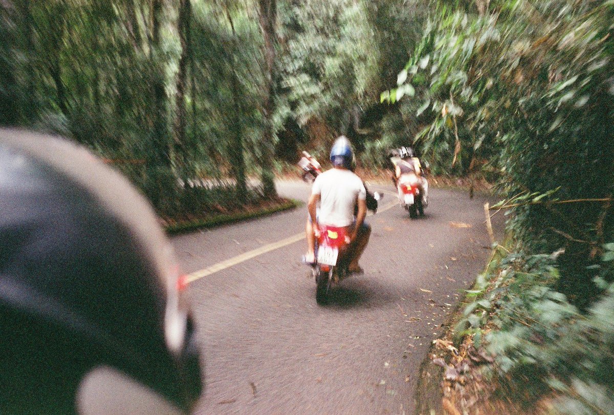 jholst14's tweet photo. "Saudade não tem tradução"

Rocinha, Rio de Janeiro, 2025.
Olympus Trip 35. https://t.co/xEvIAKBBU6
