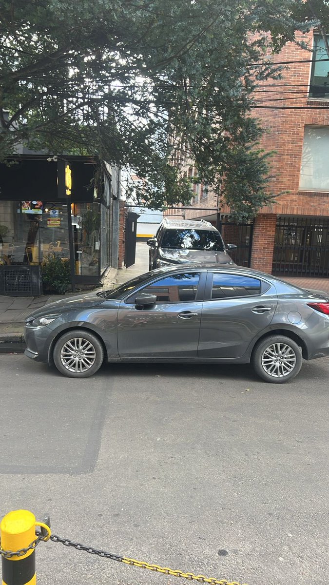 NdeFranciscoG's tweet image. #NoMasMalpa, hagamos famoso a este genio que se parqueó en frente de la salida de un edificio. Todos los vecinos presos por cuenta de este irresponsable. No pueden ni entrar ni salir.
Cuándo volverá la cultura ciudadana a Bogotá? ❌
@SectorMovilidad es hora de hacer su trabajo.