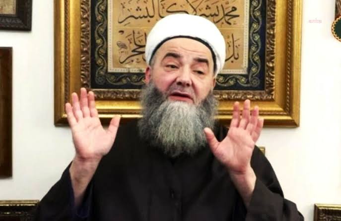 Cübbeli Ahmet; 'Fatih Altaylı çok ayıp etti cok kızımın 2 milyon dolarlık saat alması ona niye bu kadar battı.
Yazık, o parayı biz ne zorluklar ile kazanıyoruz Allah şahidimizdir".