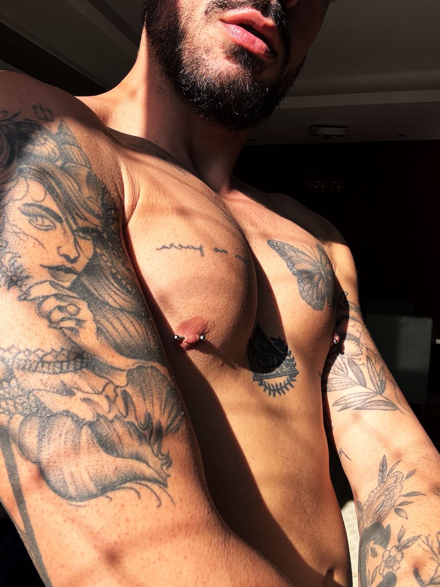 Botando os peitinhos pra pegar uma vitamina D 😏