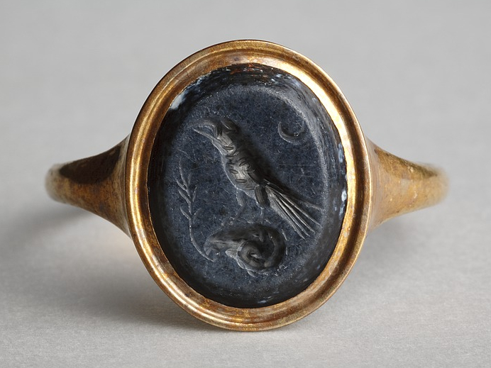 Roman signet ring crafted from gold, embedded with a nicolo onyx intaglio depicting a raven perched on a ram's head, accompanied by a crescent moon and branch motif, dated approximately between 30 and 200 BC. Currently on display in the Thorvaldsen's Museum, Copenhagen.