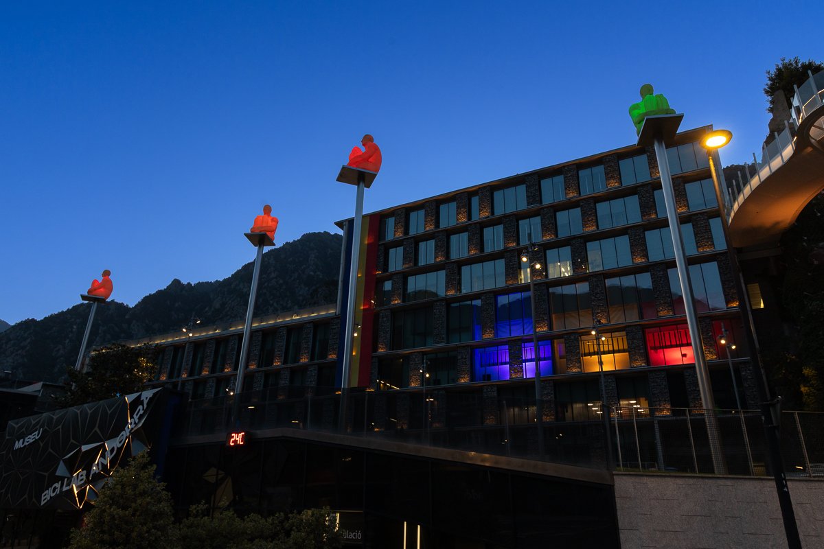 🇦🇩 Il·luminem la Casa de la Vall i el nou hemicicle amb els colors de la nostra bandera.

🔹 Aquest dijous viurem un moment històric amb el jurament de la Constitució del copríncep episcopal, Josep-Lluís Serrano Pentinat.

ℹ️ Com seguir-ho en directe: tuit.cat/3e5oC