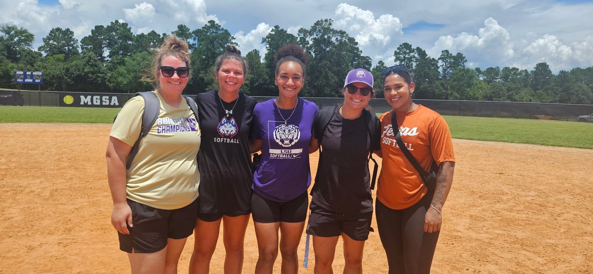MHSBearSB's tweet image. Thank you guys for letting us hang out today! It’s awesome to see all the girls who showed up today for the camp to learn from you! We will be cheering you guys on your pro career from Montgomery! 🥎 🐻
@TexasSoftball @LSUsoftball @coachlaplante @coachcooper_mhs @MontgomeryISD