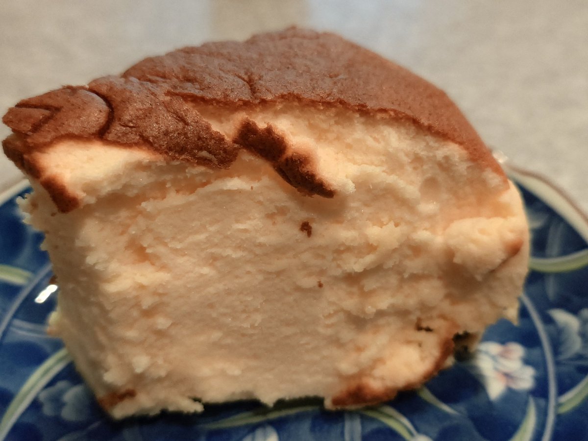 おはようございます

大阪行ってた友達のお土産で
久しぶりの"りくろーおじさん"
日持ちしないから
チーズケーキ＋の朝ごはん🐷

良い1日を〜😀

②切り口汚いのは手で割ったから😅