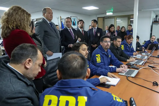 SuNoticiero's tweet photo. Chile desmantela red de activos del “Tren de Aragua” y detiene a 52 personas
https://t.co/NHHpvKLbz0 https://t.co/MA8ccxE6eh