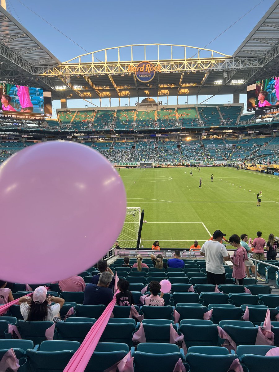 Joe (@joekerg) on Twitter photo Balloons 🎈& Smoke 💨 🩷 🖤 Balloons 🎈& Smoke 💨 🩷 🖤