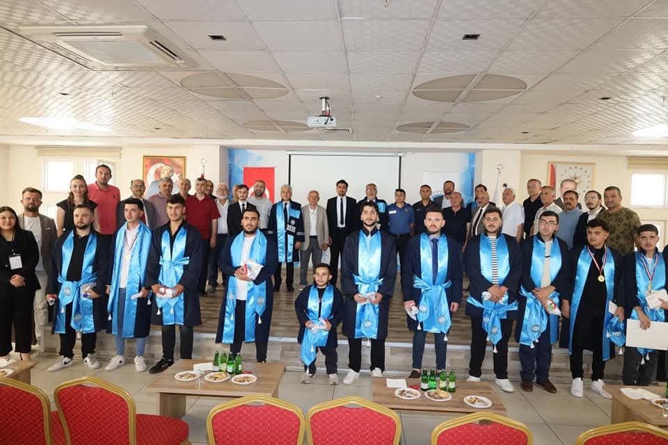 yahyalimyokayu's tweet photo. Yahyalı Meslek Yüksekokulu olarak 2025 yılı mezuniyet programımızı gerçekleştirdik. Müdürümüz Doç. Dr. Mustafa Salep'in açılış konuşması sonrasında Rektör Yardımcımız Sn. Prof. Dr. Zeki Tekin'in konuşması ile devam eden programımıza ilçe protokolü ve misafirlerimiz katılmıştır. https://t.co/kKyV3CIpK2
