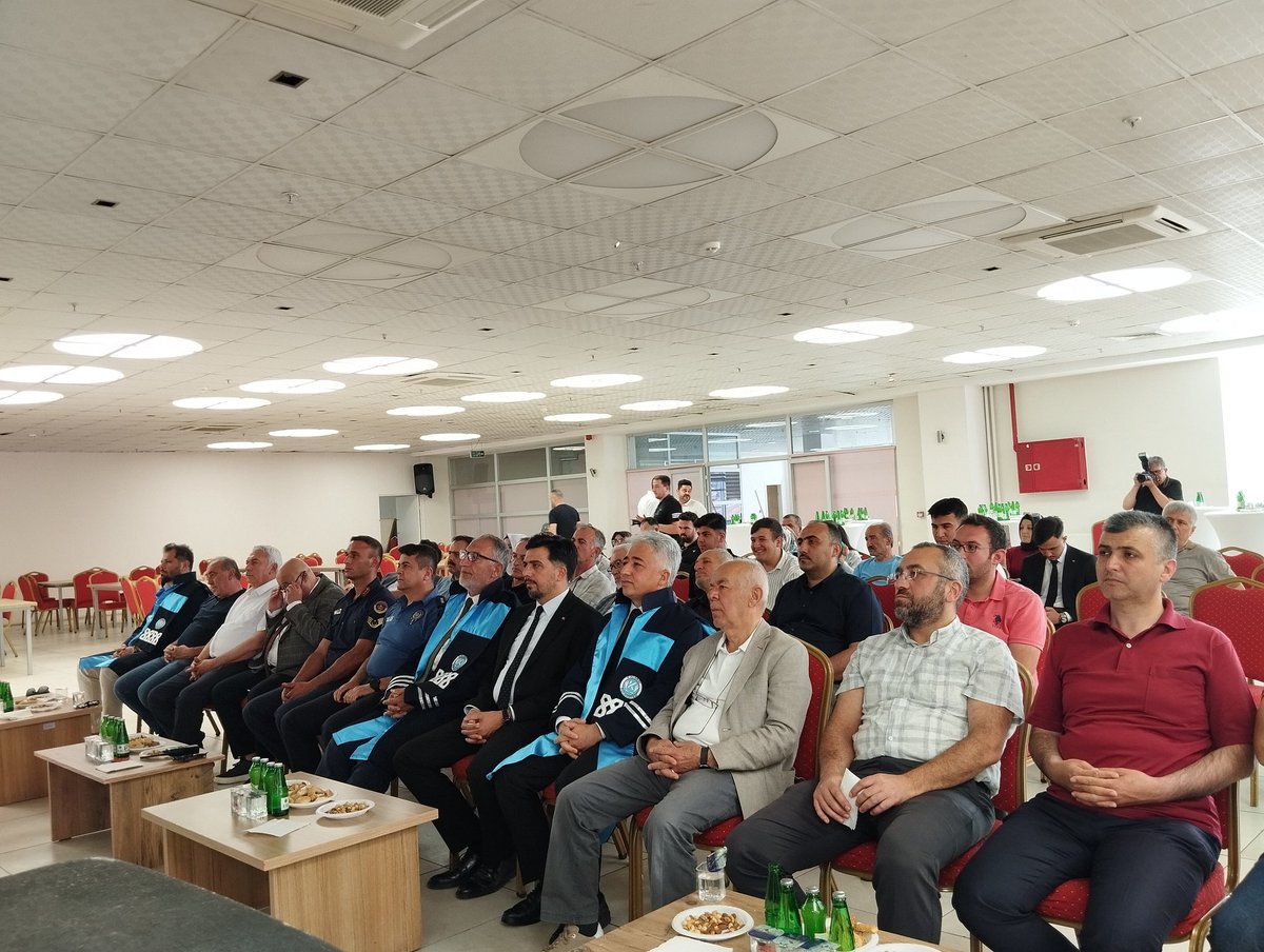yahyalimyokayu's tweet photo. Yahyalı Meslek Yüksekokulu olarak 2025 yılı mezuniyet programımızı gerçekleştirdik. Müdürümüz Doç. Dr. Mustafa Salep'in açılış konuşması sonrasında Rektör Yardımcımız Sn. Prof. Dr. Zeki Tekin'in konuşması ile devam eden programımıza ilçe protokolü ve misafirlerimiz katılmıştır. https://t.co/kKyV3CIpK2