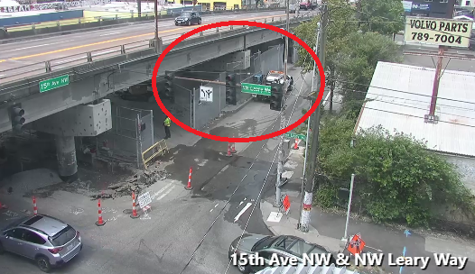 Tín hiệu nhấp nháy trên Leary Way NW ở 15th Ave