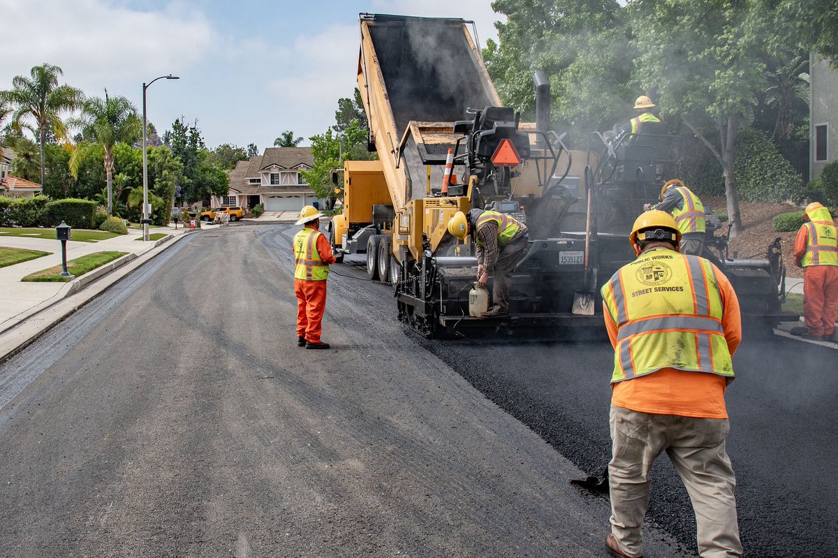 BSSLosAngeles's tweet image. StreetsLA was out in the Valley today to resurface Burton Street in West Hills.
Thank you to the area residents for your patience, and to Crew 252 for your hard work!
#AtYourService
@CD12LA @LACityDPW