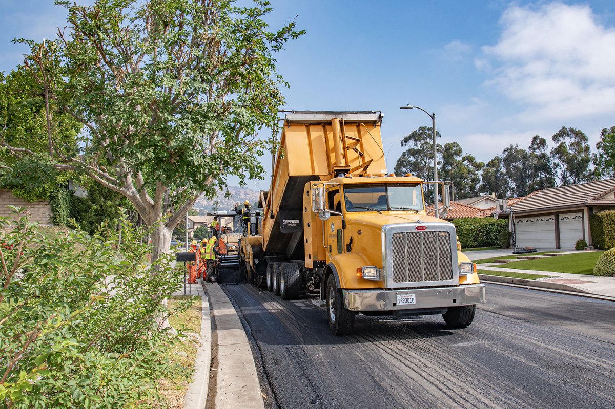 BSSLosAngeles's tweet image. StreetsLA was out in the Valley today to resurface Burton Street in West Hills.
Thank you to the area residents for your patience, and to Crew 252 for your hard work!
#AtYourService
@CD12LA @LACityDPW