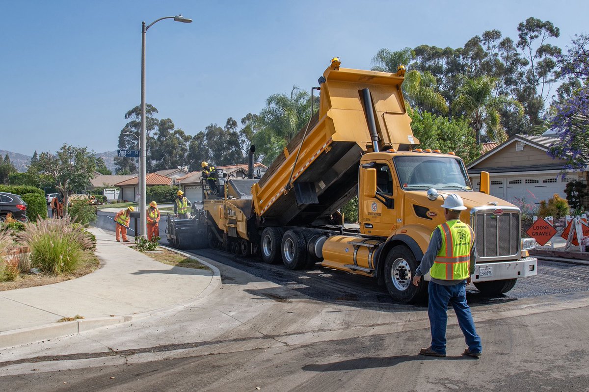 BSSLosAngeles's tweet image. StreetsLA was out in the Valley today to resurface Burton Street in West Hills.
Thank you to the area residents for your patience, and to Crew 252 for your hard work!
#AtYourService
@CD12LA @LACityDPW