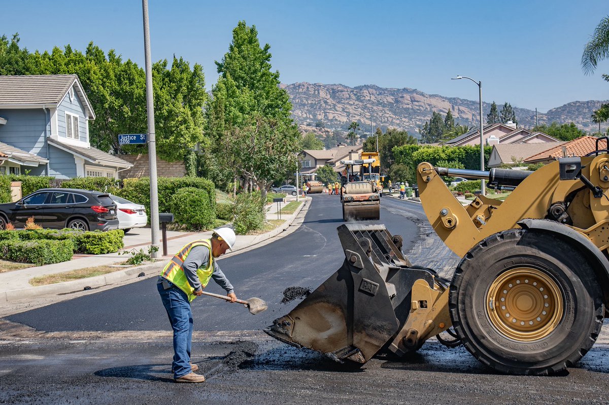 BSSLosAngeles's tweet image. StreetsLA was out in the Valley today to resurface Burton Street in West Hills.
Thank you to the area residents for your patience, and to Crew 252 for your hard work!
#AtYourService
@CD12LA @LACityDPW