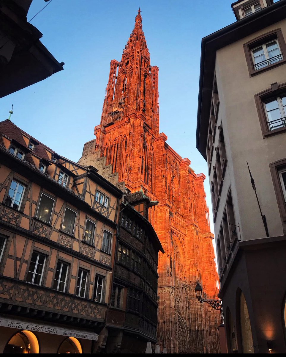Quand on lui dit des mots doux le soir, elle rougit.
#strasbourg #cathedral #sunset #architecture