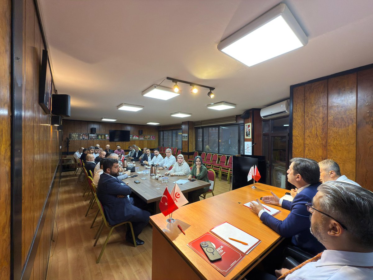 gokhanilgar's tweet photo. KIYMETLİ DAVA ARKADAŞLARIM,

Büyük Birlik Partisi İstanbul İl Başkanlığı olarak; Genel Başkanımız, partimizin lideri Sayın Mustafa Destici’nin talimatları doğrultusunda ilk günkü aşkla, durmadan yorulmadan çalışmaya devam ediyoruz.

Siyasi İşlerden Sorumlu Genel Başkan Yardımcımız Sayın Türker Yörükçüoğlu başkanımızın teşrifleriyle gerçekleştirdiğimiz İl Yönetim Kurulu Toplantımızda; teşkilat mensuplarımızla engin siyasi birikimlerini paylaşarak bizleri onurlandırdılar. Bu güçlü motivasyonla birlikte ilçe kongrelerimizi de planlamaya devam ettik.

Genel Merkezimizin belirlediği takvim çerçevesinde;
28 Haziran 2025 Cumartesi günü Çekmeköy,
29 Haziran 2025 Pazar günü ise Sultanbeyli İlçe Kongrelerimiz ile kongre sürecimiz kararlılıkla devam ediyor.
Teşkilat olarak disiplinli, planlı ve güçlü bir şekilde ilerliyoruz.

Ayrıca teşkilatımız daha da büyüyor, güçleniyor.
2015 yılından bu yana camiamızda çeşitli görevlerde bulunmuş, yüksek dava bilincine sahip Sayın Burak Tekin bey, İstanbul İl Yönetim Kurulu üyemiz olarak aramıza katılmıştır. Kendilerine başarılar diliyor, teşkilatımıza ve davamıza hayırlı olmasını temenni ediyoruz.

İstanbul İl Başkanlığı olarak;
Kadın Kollarımızla, Alperen Ocaklarımızla, İlçe Başkanlarımızla, İl Yönetim ve İcra Kurullarımızla tam uyum içerisinde, tek yürek, tek bilek olarak İstanbul’un dört bir yanında güçlü bir şekilde hizmet etmeye devam ediyoruz.

İlçe kongrelerimiz sadece bir yenilenme değil, aynı zamanda teşkilat ruhunun yeniden şahlanışıdır. Her bir kongremiz, “birlikte yürürsek başarırız” inancının adım adım hayata geçişidir.

Büyük Birlik Partisi İstanbul Teşkilatı; inancıyla, samimiyetiyle, duruşuyla ve kararlılığıyla milletimizin umudu olmaya devam edecektir.

Bu yol; “Büyük Türkiye, Büyük Birlik” yoludur.

Birlikte güçlüyüz, birlikte başaracağız.

GÖKHAN İLGAR
Büyük Birlik Partisi İstanbul İl Başkanı

#hakkaadanmışbirmilletsevdası🇹🇷☝🏻 #birliginvekardesliginkalesi 

@bbpgenelmerkez @Mustafa_Destici @yorukcuoglu @bbpistanbul_