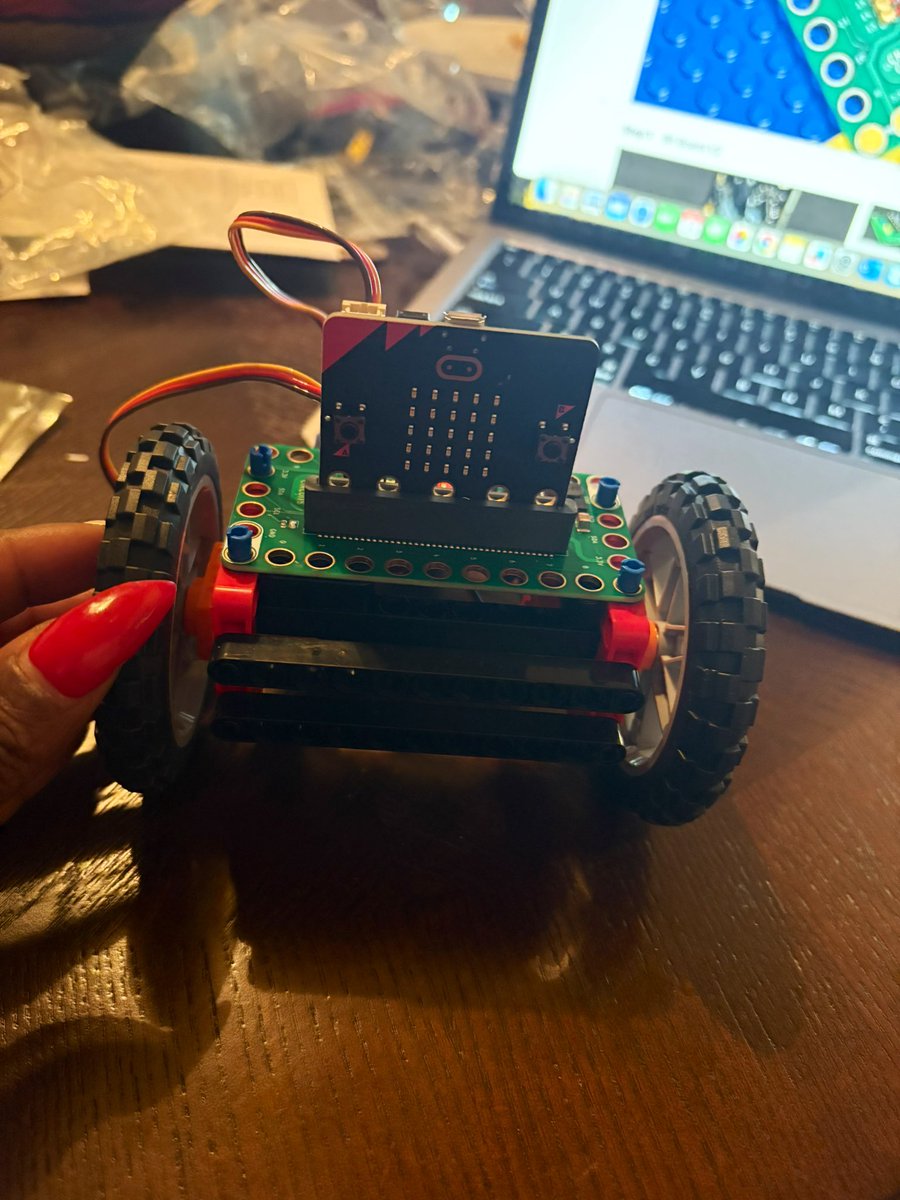 stuckonSTEMed's tweet photo. #STEM Projects have ranged from simple circuits to programming w/microbits. #InfyPathfinders @BrownDogGadgets https://t.co/zfNW44Z6lk