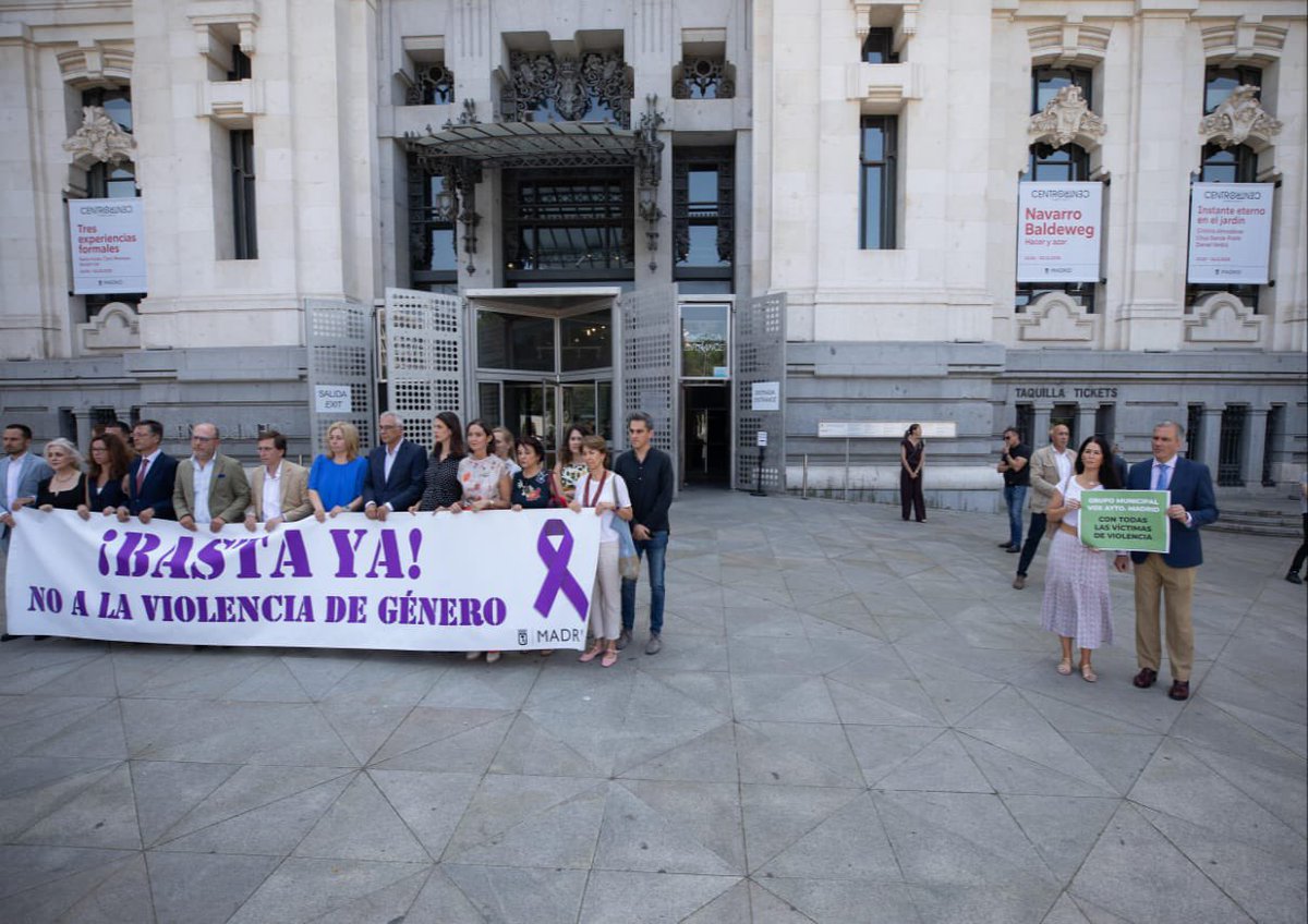Grupo Municipal VOX Ayuntamiento de Madrid (@vox_aytomadrid) on Twitter photo Nuestros portavoces, <a href="/Ortega_Smith/">Javier Ortega Smith</a> y <a href="/eledhmel/">Carla Toscano</a>, han acudido esta mañana al minuto de silencio por la mujer asesinada en Getafe.
Desde VOX, condenamos el asesinato, trasladamos nuestras condolencias a sus familiares y seres queridos, y recordamos que estamos con TODAS las Nuestros portavoces, <a href="/Ortega_Smith/">Javier Ortega Smith</a> y <a href="/eledhmel/">Carla Toscano</a>, han acudido esta mañana al minuto de silencio por la mujer asesinada en Getafe.
Desde VOX, condenamos el asesinato, trasladamos nuestras condolencias a sus familiares y seres queridos, y recordamos que estamos con TODAS las