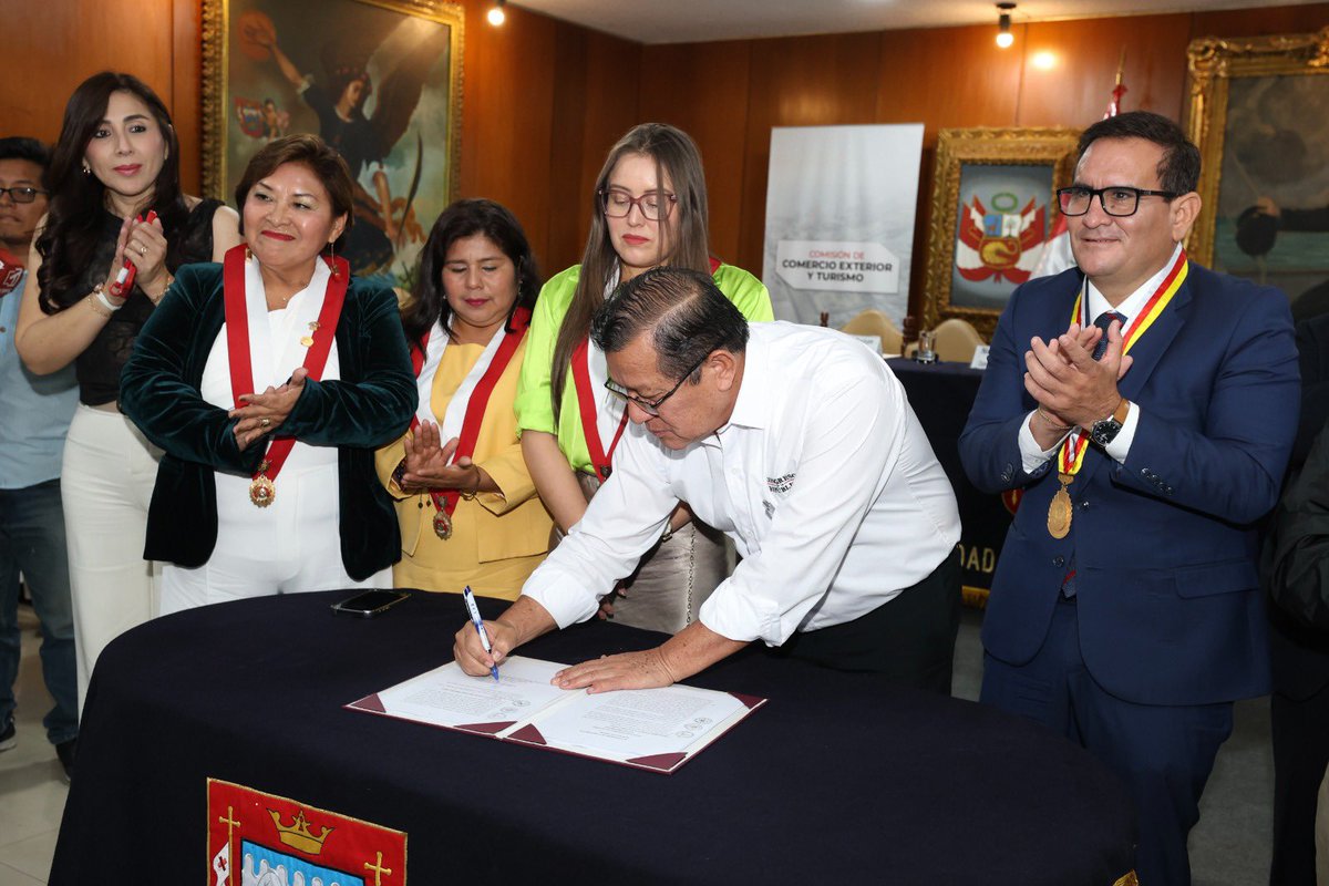 LadyCamones's tweet photo. 🇵🇪✍️ Hoy participamos en la 27.ª sesión descentralizada de la Comisión de Comercio Exterior y Turismo en Piura, donde se firmó la nueva Ley General de Turismo. Una norma clave para dinamizar el desarrollo y generar empleo en nuestras regiones. https://t.co/e08gk5ZoXX