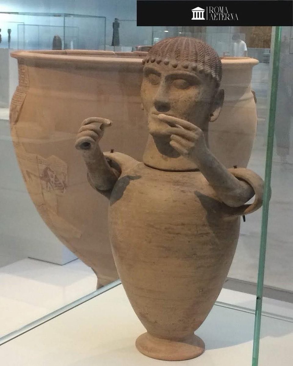 ValeriaAugusta8's tweet photo. #Etrusques : urne cinéraire à tête féminine et aux bras articulés (terre cuite, Chiusi en Etrurie, vers 550-500 av. J.-C.). Elle avait été exposée dans la galerie du temps du #louvrelens. https://t.co/6kRzcIO5uO