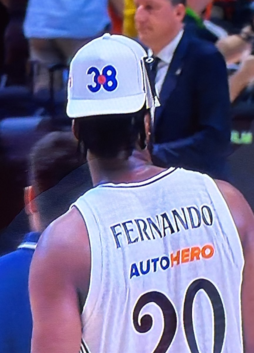 Qué cosa más horrible y sosa de gorra de campeones… Adidas cada día se lo curra menos…