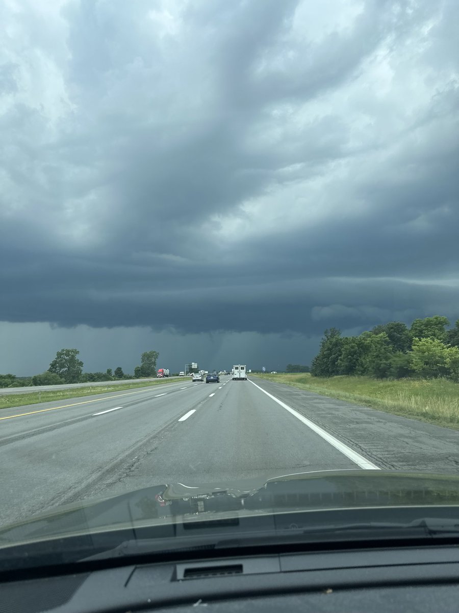 darianross7's tweet photo. @ryanhallyall shelf cloud between Springfield and Columbus Ohio on i70 https://t.co/GZ2tzUEfMQ