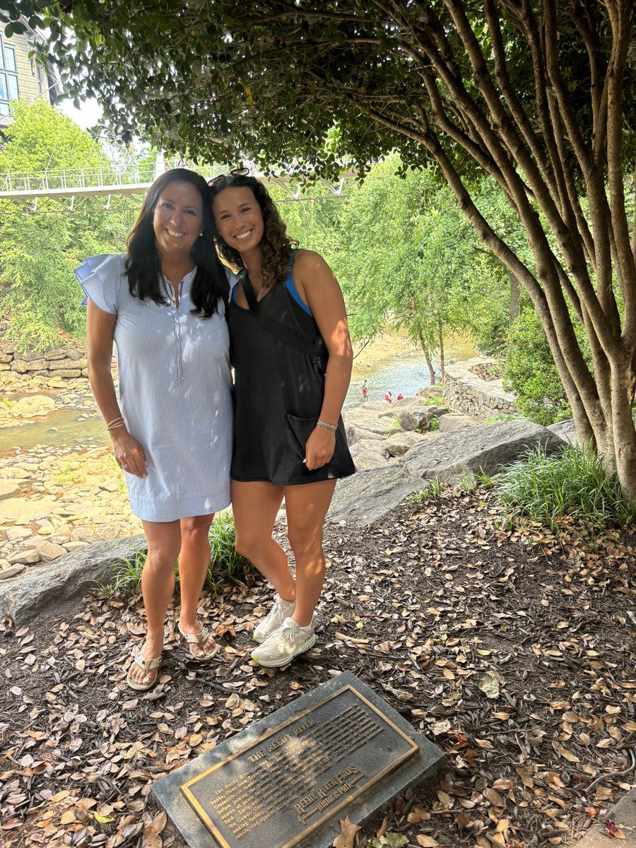 KelliEmbler's tweet image. Furman University Freshman orientation for @kristynembler with her teammates.