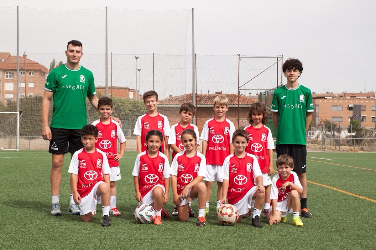 campuschuchij's tweet photo. ⚽ Segunda jornada de nuestro IV Campus.

😍 Nuestros chicos siguen disfrutando y aprendiendo. 

🏊🏻 Con un chapuzón, siempre se ven las cosas de otra manera.

👏🏻 ¡Que no pierdan nunca la ilusión! ¡Seguimos!

💜 Somos Palencia https://t.co/78wENGCW4x