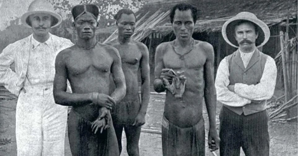 Le Congo regorge d’ivoire et de caoutchouc, convoités par Léopold II. Pour maximiser ses profits, il met en place un système extrêmement dur pour la population : si les quotas de collecte de caoutchouc n'étaient pas atteints. Des millions paieront de leur vie : Mains coupées,