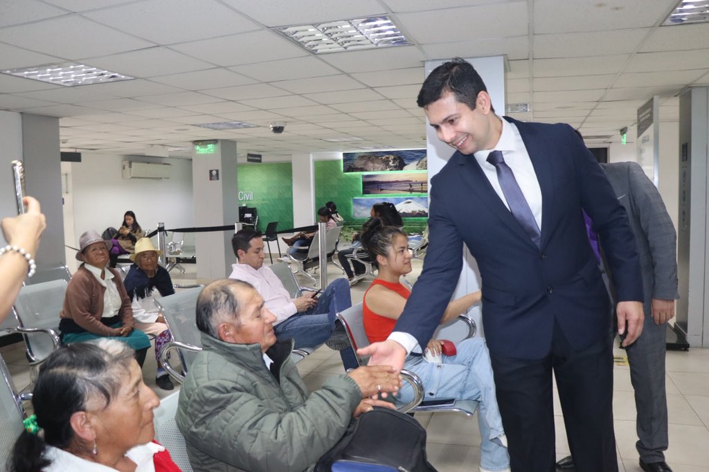 Ministerio de Telecomunicaciones Ecuador 🇪🇨 (@telecom_ec) on Twitter photo 📍#Loja | El viceministro <a href="/Ricardo__Guti/">Ricardo Gutiérrez</a> recorre la Agencia del Registro Civil para verificar de primera mano la calidad del servicio y escuchar a la ciudadanía 👥
✅Su visita reafirma nuestro compromiso con una atención ágil, eficiente y cercana🤝
#ElNuevoEcuador 📍#Loja | El viceministro <a href="/Ricardo__Guti/">Ricardo Gutiérrez</a> recorre la Agencia del Registro Civil para verificar de primera mano la calidad del servicio y escuchar a la ciudadanía 👥
✅Su visita reafirma nuestro compromiso con una atención ágil, eficiente y cercana🤝
#ElNuevoEcuador