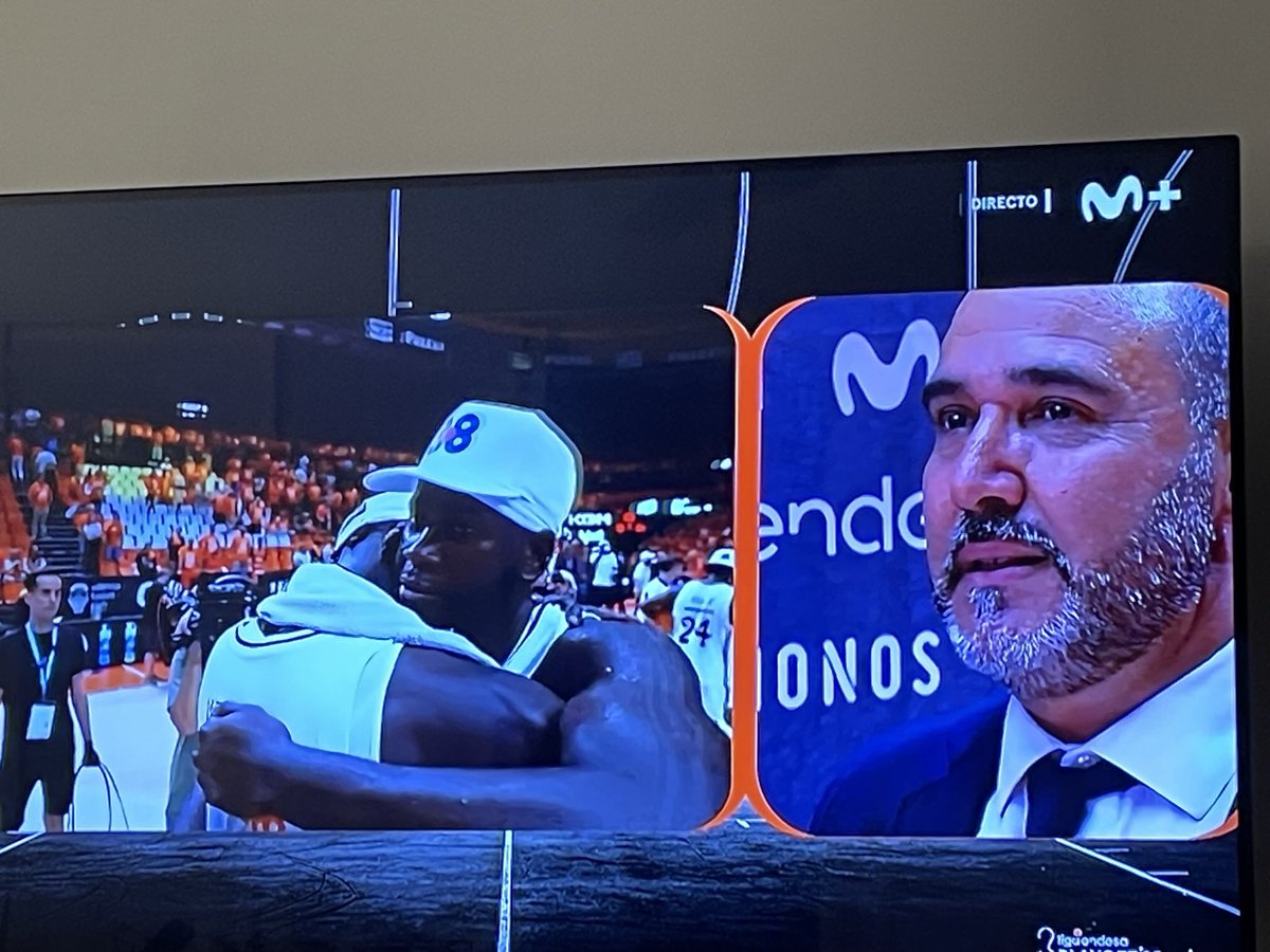 Grande entrenador ⁦<a href="/MateoChus/">Chus Mateo</a>⁩!!!
Una liga más, 38… enhorabuena campeones!!! ⁦<a href="/RMBaloncesto/">Real Madrid Basket</a>⁩