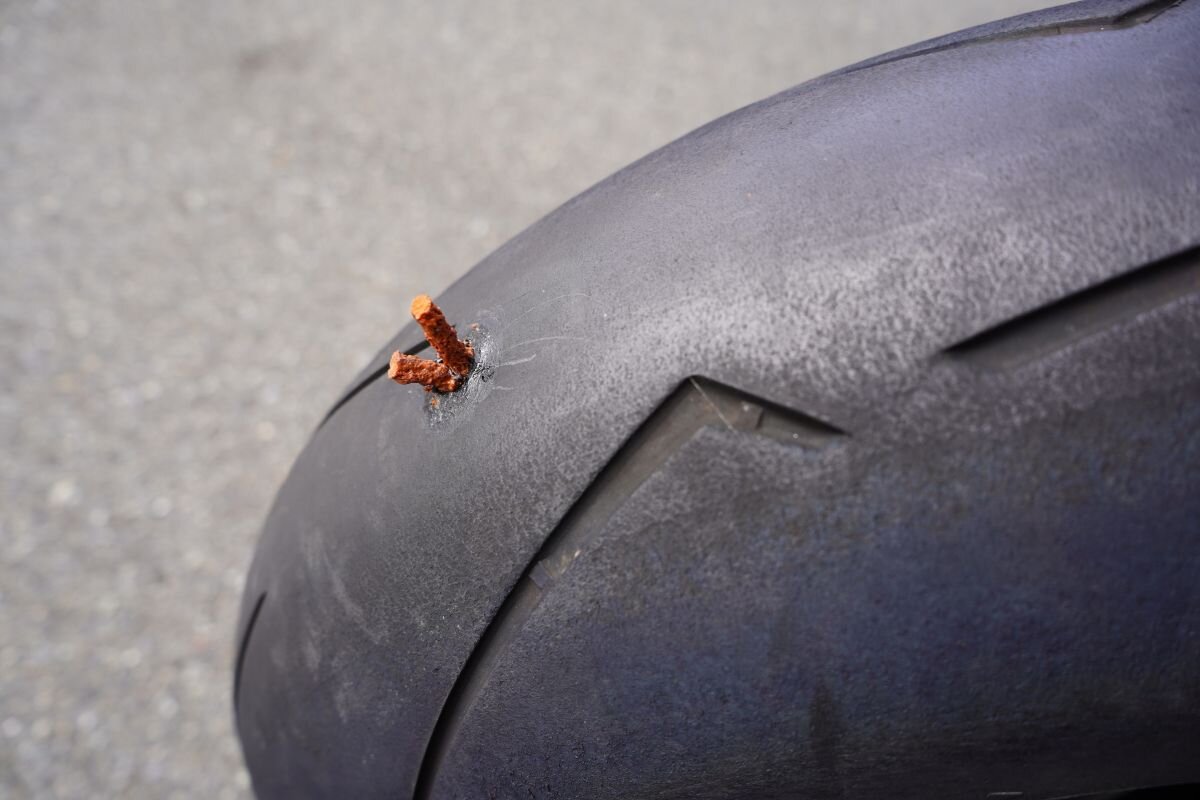 タイヤがパンクした際に、応急修理キットで補修すればそのまま走り続けていいの？　そんな疑問にDIABLOMANがお答えします。とても大事なことなので、必読ですよ！
pmfansite.com/pirelli/articl…
#Pirelli #ピレリ #pirellimoto #diabroman #パンク