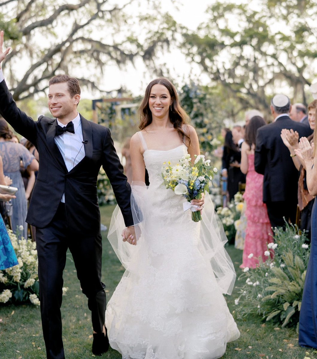 Request your complimentary Charleston Wedding Guide: bit.ly/45eKPIE