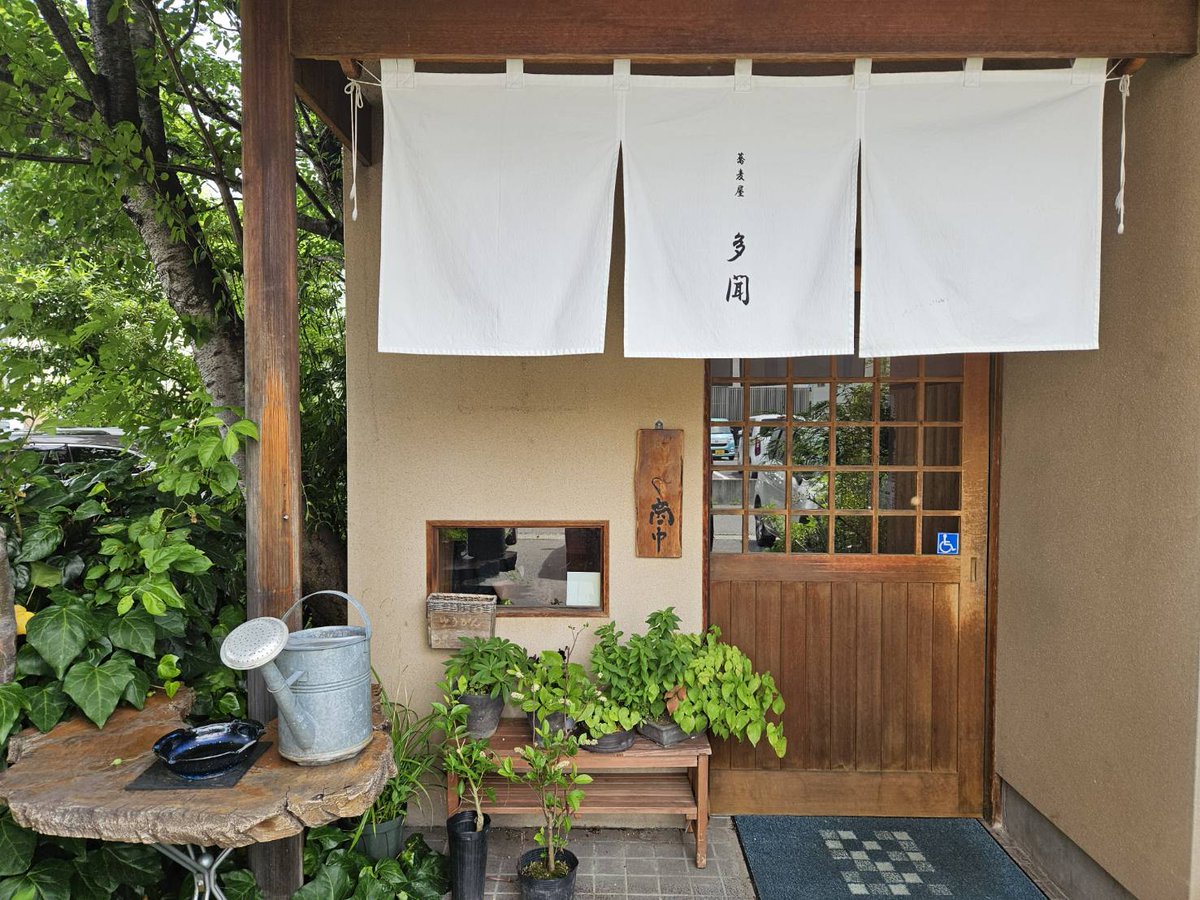 【#今日のおそば🥢】
夏本番前に早くもバテバテ🥵
涼を求め、長野市の[多聞]さんへ！
『すだちそば』をいただきました🥢

口に入れた瞬間、すだちの爽やかな香り🍋
薄切りミョウガと一緒におそばすすれば、
箸が止まらないおいしさ🤤
暑い日にピッタリな1品でした✨

みなさんも良い週末を☺️