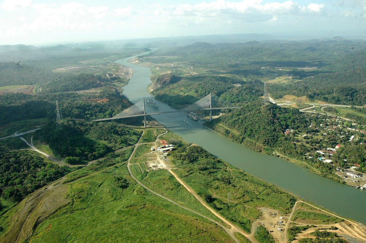 🚢 El Canal fue una de las obras más grandes del siglo XX.
👉 ¿Cuál crees que fue el reto más difícil al construirlo?
Te dejamos una pista.