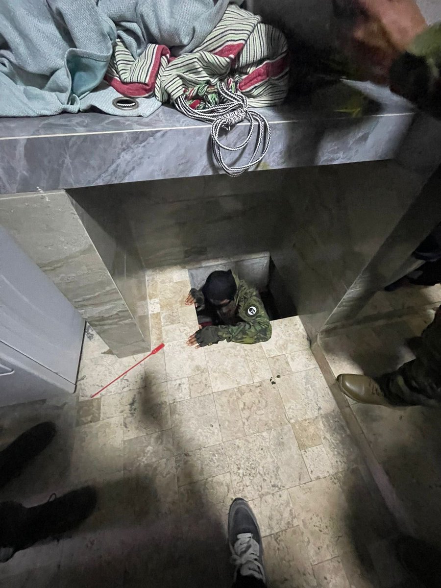 EjercitoECU's tweet image. 𝐀𝐋𝐈𝐀𝐒 𝐅𝐈𝐓𝐎 𝐅𝐔𝐄 𝐂𝐀𝐏𝐓𝐔𝐑𝐀𝐃𝐎

Gracias al trabajo de Inteligencia Militar y del Bloque de Seguridad, una vez más cumple con su misión que le encargó el país.

En una operación militar, a través de labores de inteligencia, se logró la captura de alias &quot;Fito&quot;, uno…