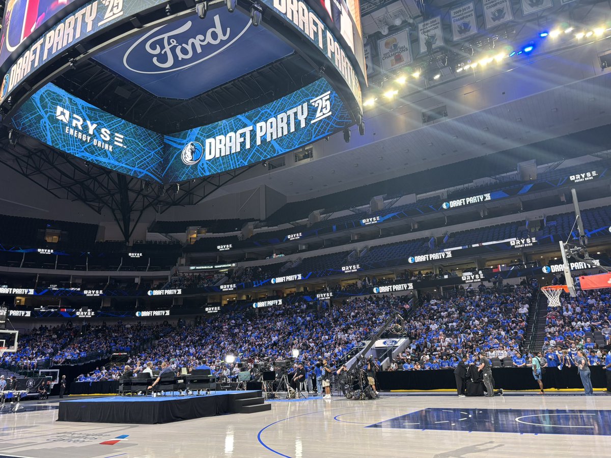 NBA Draft Time ⏰ 

Dallas Mavericks drafting 1.1 

I’m at the team’s draft party inside the American Airlines Center where fans are ready to erupt for Cooper Flagg