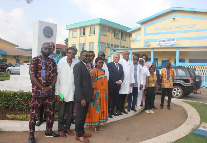 🎁 Le Centre Pasteur du Cameroun renforce la réanimation de l’Hôpital Central de Yaoundé avec un respirateur de soins intensifs et du matériel médical. Un geste fort pour soutenir les équipes soignantes et améliorer les soins. 🤝 #Santé #Solidarité #Cameroun