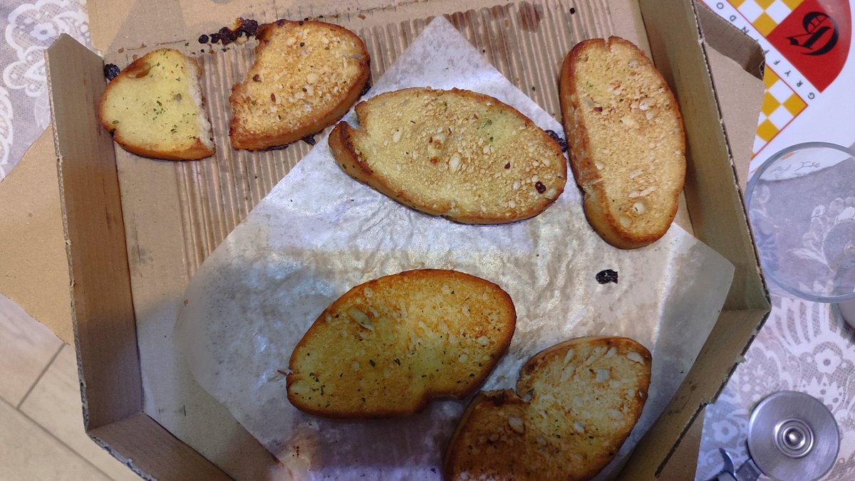 Tochecini's tweet photo. Hola, @DominosPizza_ES lo de pedir una ración de 6 porciones de pan de ajo y que nos llegue esto... Ya es para nota, ¿no? Técnicamente lleva los 6 trozos. https://t.co/lc4e1GHLO8
