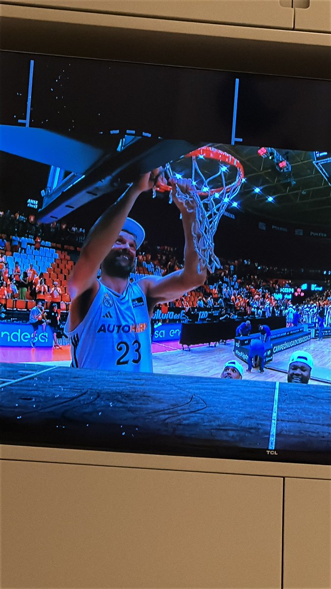 Que gran final de temporada con unos playoff perfectos!!! Enhorabuena <a href="/RMBaloncesto/">Real Madrid Basket</a> 38 ligas ni más ni menos!!! Espectacular!!!🙌🙌🙌🙌🙌 
#HalaMadrid <a href="/23Llull/">Sergio Llull</a> capitán!! Una más!! 🤪🤪🤪
