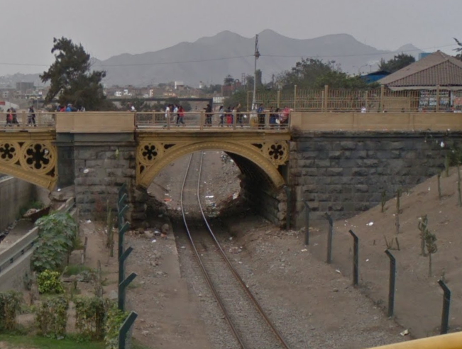 ChristianEsLi's tweet photo. @Chuqaro oe la chatarra de dos pisos pasará por los puentes de Lima?? tmr https://t.co/QygPPCosvM