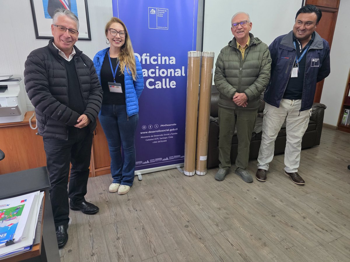 🚍Líneas 119 y 121 solidarizan con personas en situación de calle en un día lluvioso como hoy.
✅️Donamos 100 metros de plástico al Seremi de Desarrollo Social, Mauricio Zamorano.
👏🏾La autoridad salió a terreno  junto a su equipo para distribuir nuestro aporte.
#Antofagasta