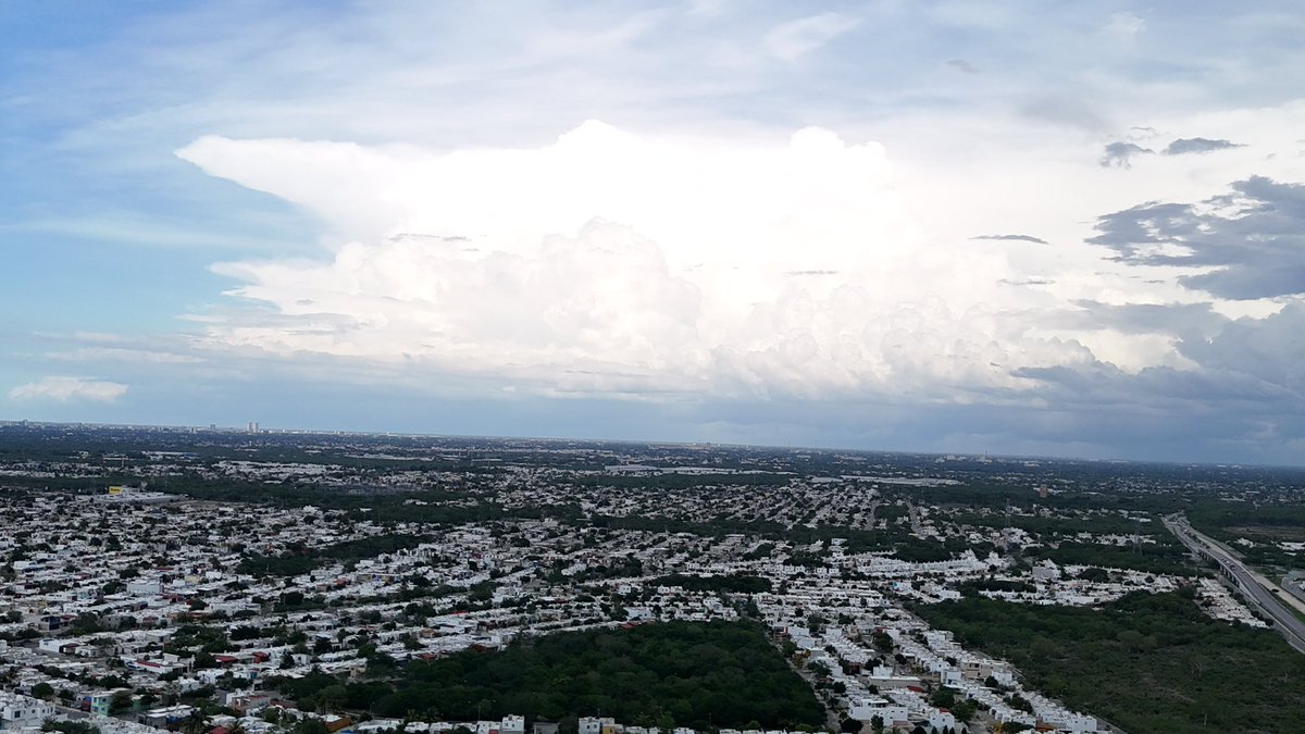 ☁️ Cumulunimbus de catálogo al oriente de la ciudad de Mérida.

Se aproxima la tormenta.

Imagen de nuestro drone #ilajchaak