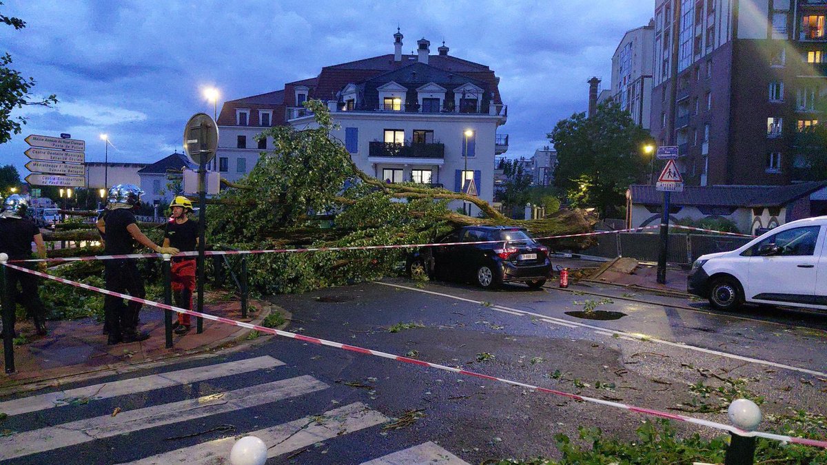Jean-Didier Berger (@jd_berger) on Twitter photo Face aux #orages, nous avons décidé avec le maire de faire procéder dès cette nuit au diagnostic des dégâts puis aux interventions utiles dès que possible et par ordre de priorité. Merci aux équipes de <a href="/VilleDeClamart/">Ville de Clamart</a>, du territoire <a href="/vallee_sud/">Vallée Sud - Grand Paris</a> et de VSH.
Soyez très prudents. Face aux #orages, nous avons décidé avec le maire de faire procéder dès cette nuit au diagnostic des dégâts puis aux interventions utiles dès que possible et par ordre de priorité. Merci aux équipes de <a href="/VilleDeClamart/">Ville de Clamart</a>, du territoire <a href="/vallee_sud/">Vallée Sud - Grand Paris</a> et de VSH.
Soyez très prudents.