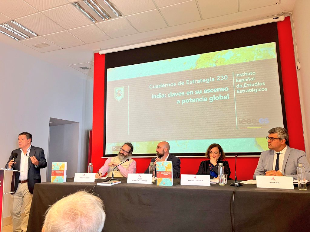 #RecommendedReading #India 
📖🇮🇳 We presented the <a href="/ieee_es/">IEEE</a> Strategy Book "India: Keys to its Rise to a Global Power." An interesting day. Thanks to <a href="/CasaAsia/">Casa Asia</a> Madrid for hosting us and to the attendees for coming. 

Download here: defensa.gob.es/ceseden/-/cuad…