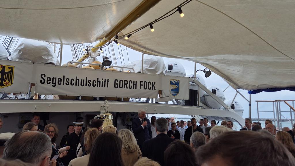 AStanescuRO's tweet photo. Sehr erfreut anläßlich der Reise des Bundespräsidenten mit dem Diplomatischen Korps den #GorchFock, der Segelschulschiff der @deutschemarine und Schwesterschiff der rumänischen 🇷🇴 "Mircea" zu besuchen.
Herzlichen Dank! https://t.co/2HXpIpN5H6