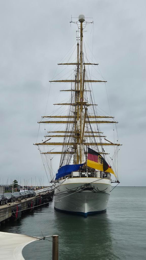 AStanescuRO's tweet photo. Sehr erfreut anläßlich der Reise des Bundespräsidenten mit dem Diplomatischen Korps den #GorchFock, der Segelschulschiff der @deutschemarine und Schwesterschiff der rumänischen 🇷🇴 "Mircea" zu besuchen.
Herzlichen Dank! https://t.co/2HXpIpN5H6