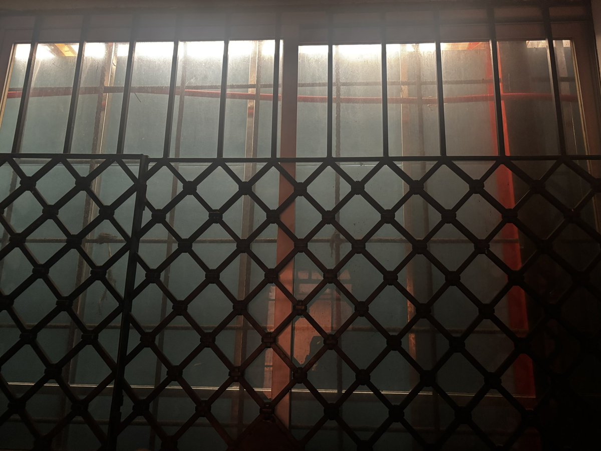 evitelop82's tweet photo. Sucursal del Camarón Ahogado en Chapultepec, haciendo mejoras en el
local sin previa consulta de los vecinos del edificio de sonora 7.  Tapando la entrada de luz y de aire, seria un bonito detalle acordar si es conveniente para los partes @PAOTmx @AlcCuauhtemocMx @AlessandraRdlv https://t.co/tCSWJxVc9G