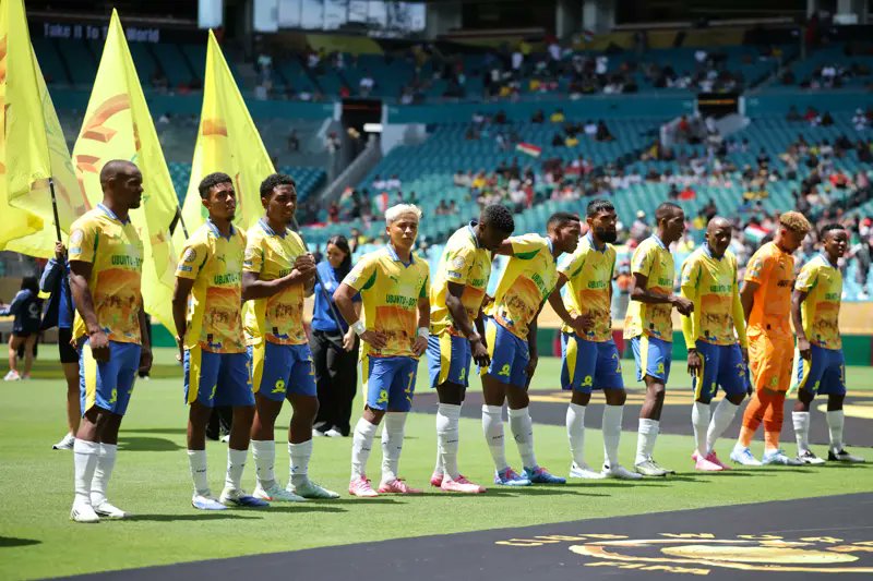 UnplayableZA's tweet photo. 𝙎𝙪𝙣𝙙𝙤𝙬𝙣𝙨' 𝙁𝙄𝙁𝘼 𝘾𝙡𝙪𝙗 𝙒𝙤𝙧𝙡𝙙 𝘾𝙪𝙥 𝙚𝙖𝙧𝙣𝙞𝙣𝙜𝙨;

🏆 Participation fee: $9.55M [R170 million]
✅️ 1 Win: $2M [R36 million]
🤝 1 Draw: $1M [R18 million]
🟨 5 yellow cards: Minus $12000 x 5 = $60 000 [R1.1 million]
💰TOTAL: $12.49M [R221 million]

*𝘋𝘰𝘸𝘯𝘴 𝘬𝘯𝘰𝘤𝘬𝘦𝘥 𝘰𝘶𝘵 𝘰𝘧 𝘵𝘩𝘦 𝘵𝘰𝘶𝘳𝘯𝘢𝘮𝘦𝘯𝘵.

#FIFAClubWorldCup2025 
#UNPLAYABLE