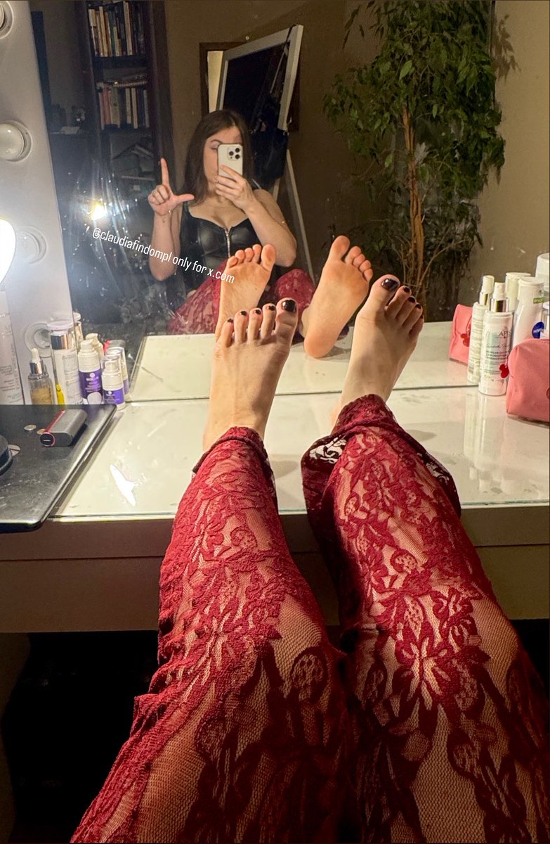 W koncu wygrzebałam toaletkę ze strychu, muszą ją jeszcze porządnie wymyć i będę znów mogła robić super fotki 🫦 A teraz zgłaszaj się grzecznie z blikiem dziękując za widok cudownej Bogini i jej majestatycznych stóp💁🏼‍♀️💸 Dziękuj, że możesz być pożytecznej dla tak cudownej bogini